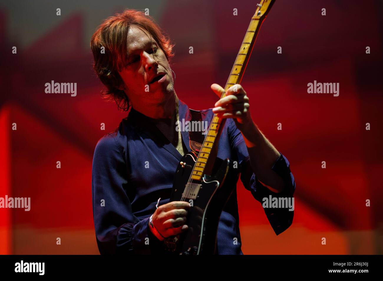 Porto, Portogallo. 09th giugno, 2023. Jason Falkner è visto pagare con St. Vincent, mentre si preforma sul palco al Primavera Sound di Porto. (Foto di Diogo Baptista/SOPA Images/Sipa USA) Credit: Sipa USA/Alamy Live News Foto Stock