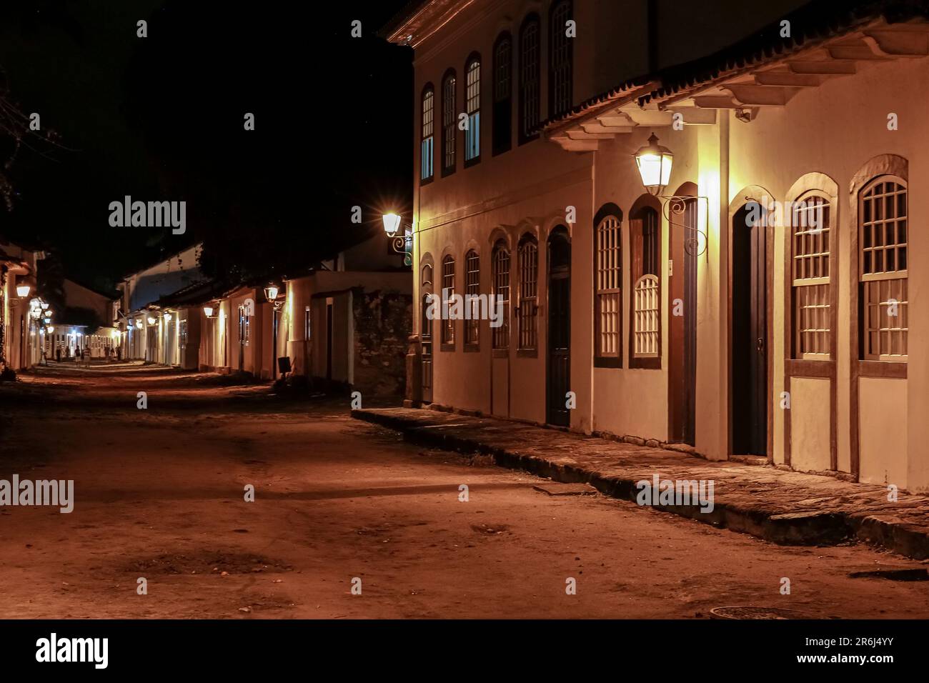 Suggestiva vista notturna di strade illuminate e edifici nel centro storico di Paraty, Brasile, patrimonio dell'umanità dell'UNESCO Foto Stock