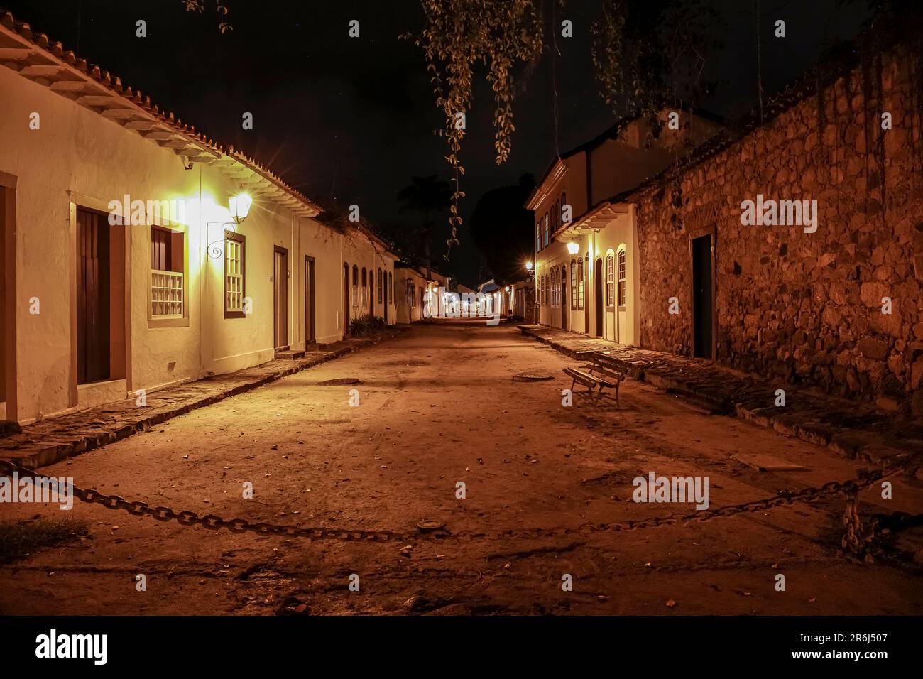 Suggestiva vista notturna di strade illuminate e edifici nel centro storico di Paraty, Brasile, patrimonio dell'umanità dell'UNESCO Foto Stock