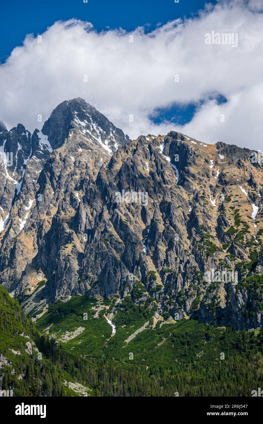 Il Monte Lomnica. Paesaggio primaverile dei Monti Tatra, Slovacchia Foto Stock