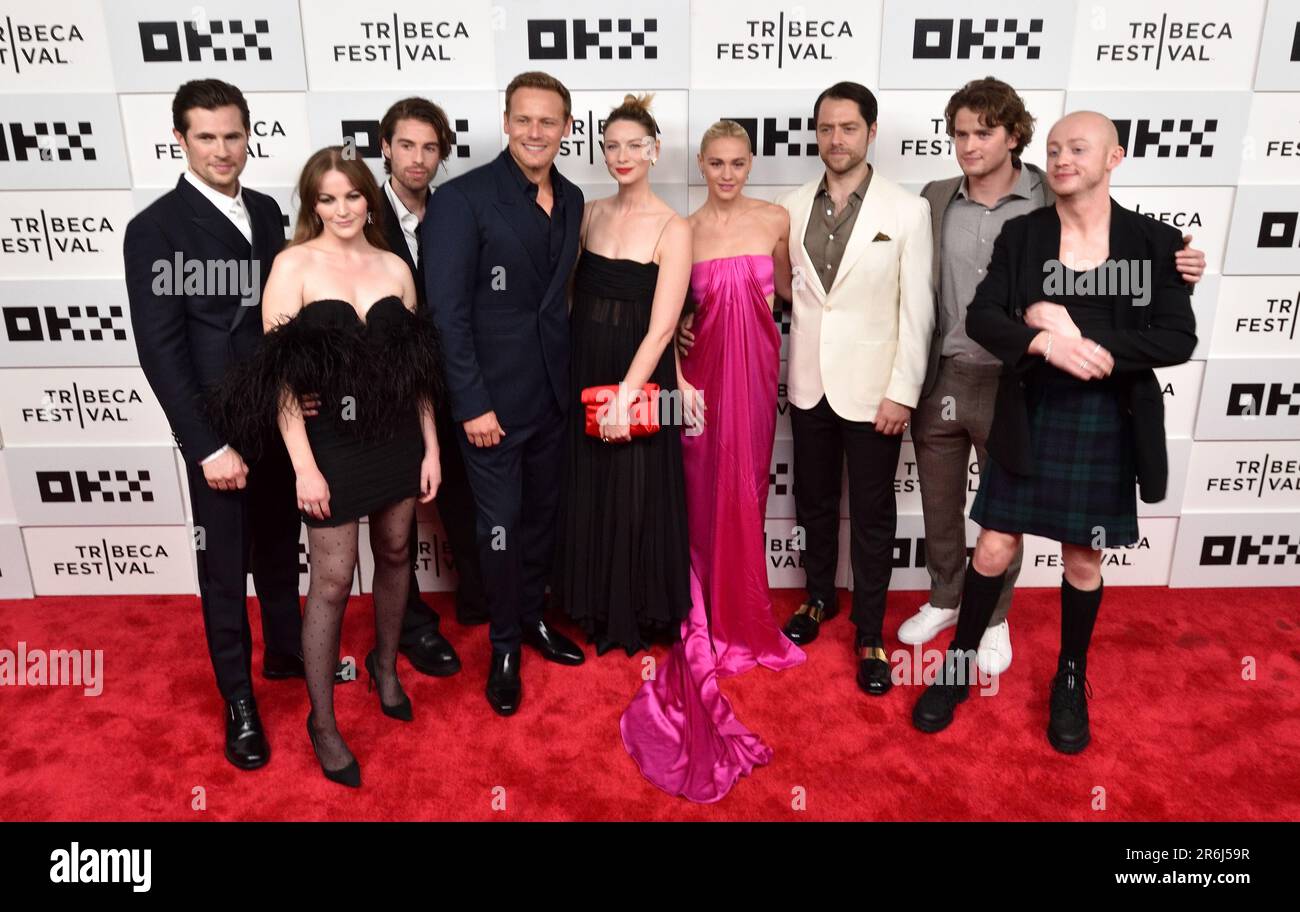 New York, Stati Uniti. 09th giugno, 2023. Il cast di Outlander, L-R: David Berry, Izzy Meikle-Small, Joey Phillips, Sam Heughan, Caitriona Balfe, Sophie Skelton, Richard Rankin, Charles Vandervaart e John Bell partecipano alla prima mondiale di Outlander della stagione 7 al Tribeca Festival al BMCC di New York, NY il 9 giugno 2023. (Foto di Stephen Smith/SIPA USA) Credit: Sipa USA/Alamy Live News Foto Stock