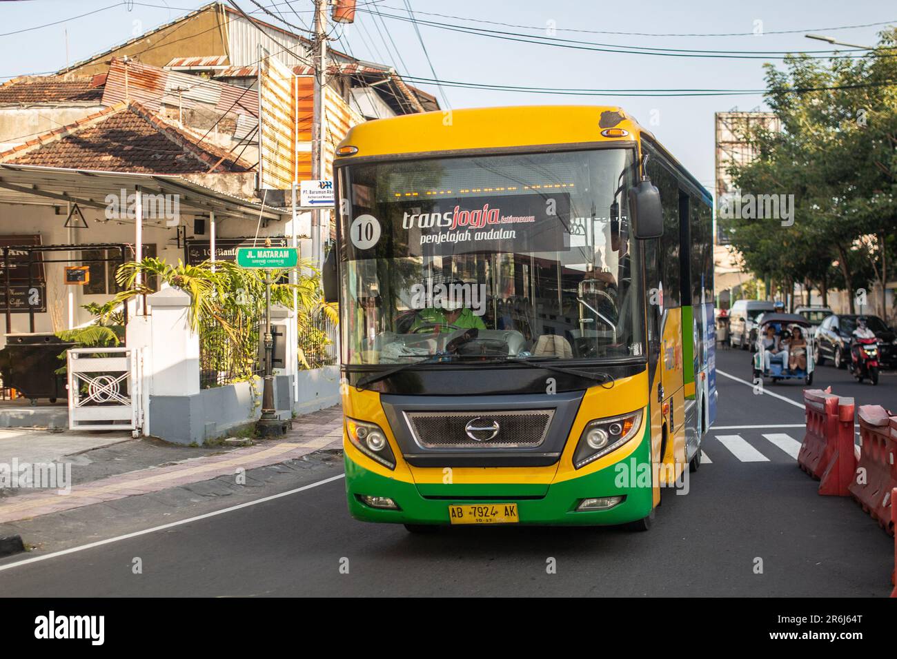 Yogyakarta, Indonesia - 24 maggio 2023: Autobus pubblico per le strade di Yogyakarta, Indonesia. Foto Stock