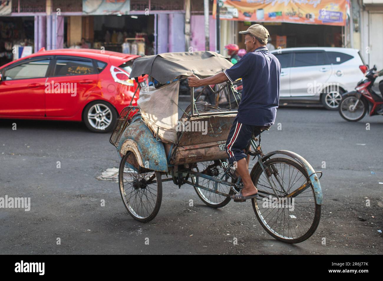 Salatiga, Indonesia - 22 maggio 2023: Trishaw driver per le strade di Salatiga, Indonesia. Foto Stock