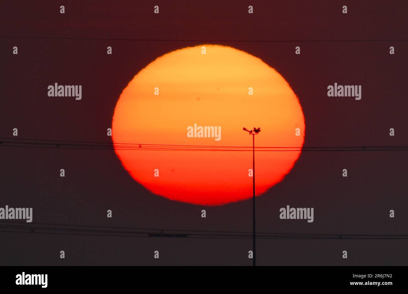 Per il fine settimana è stato emesso un avvertimento color ambra in quello che è stato previsto come il giorno più caldo dell'anno. L'immagine mostra l'alba sopra East Tilbury in E. Foto Stock