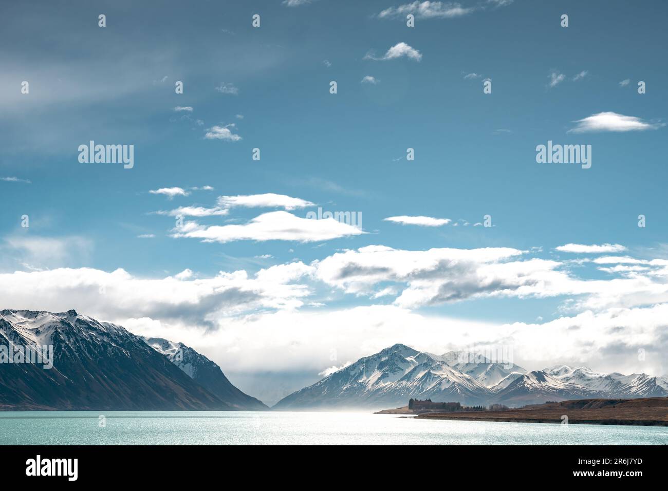 Vista panoramica della riva est del lago Tekapo. Splendida vista guidando lungo la Lilybank Road dal Parco del Lago Tekapo verso il punto di vista di Motuariki. Foto Stock