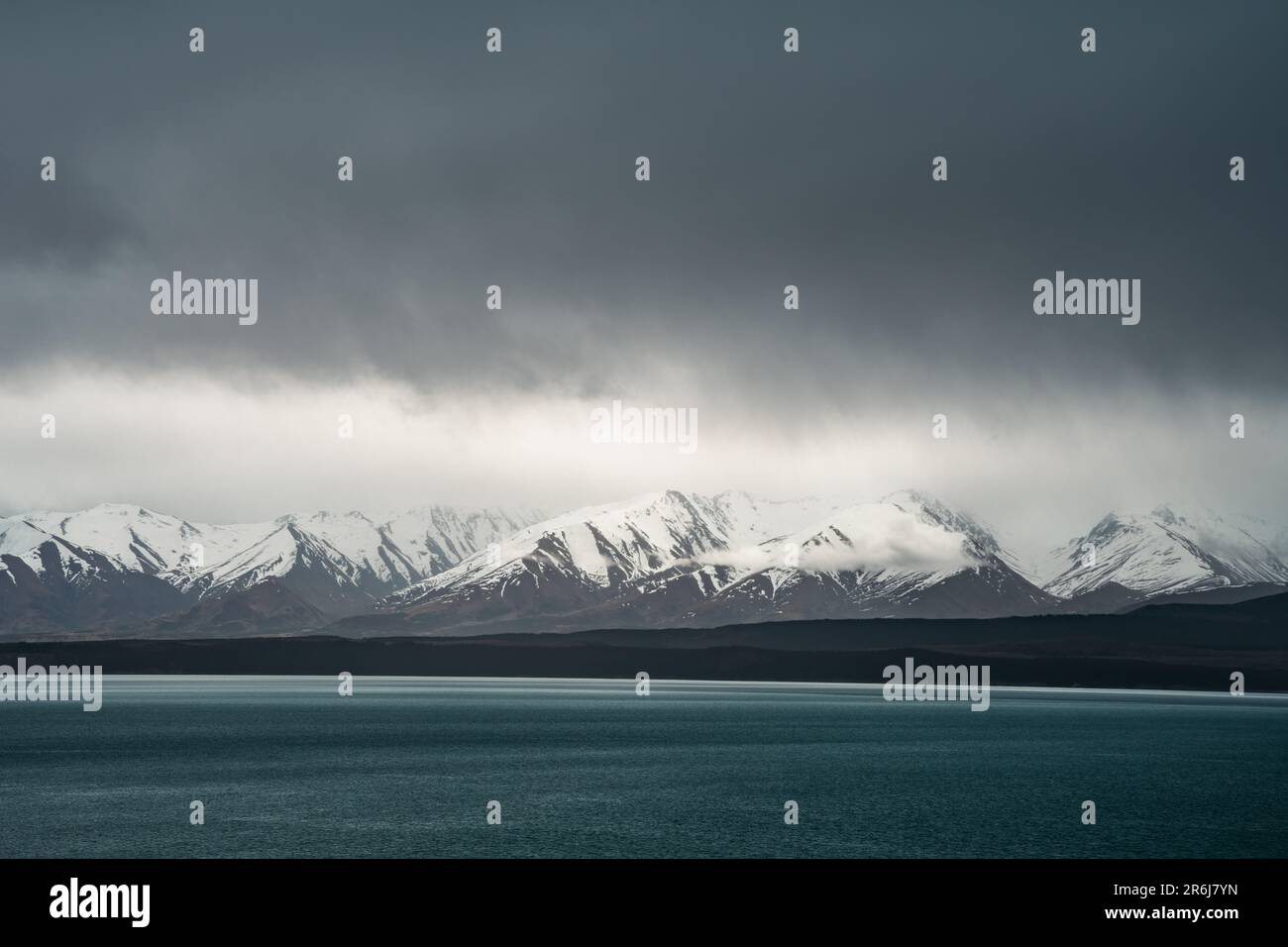 Un paesaggio panoramico di Aoraki Monte Cook sfondo - Lago Pukaki con cielo blu e nuvole, Isola del Sud, Nuova Zelanda. Vista dal Monte Cook Alpine Salmon Foto Stock