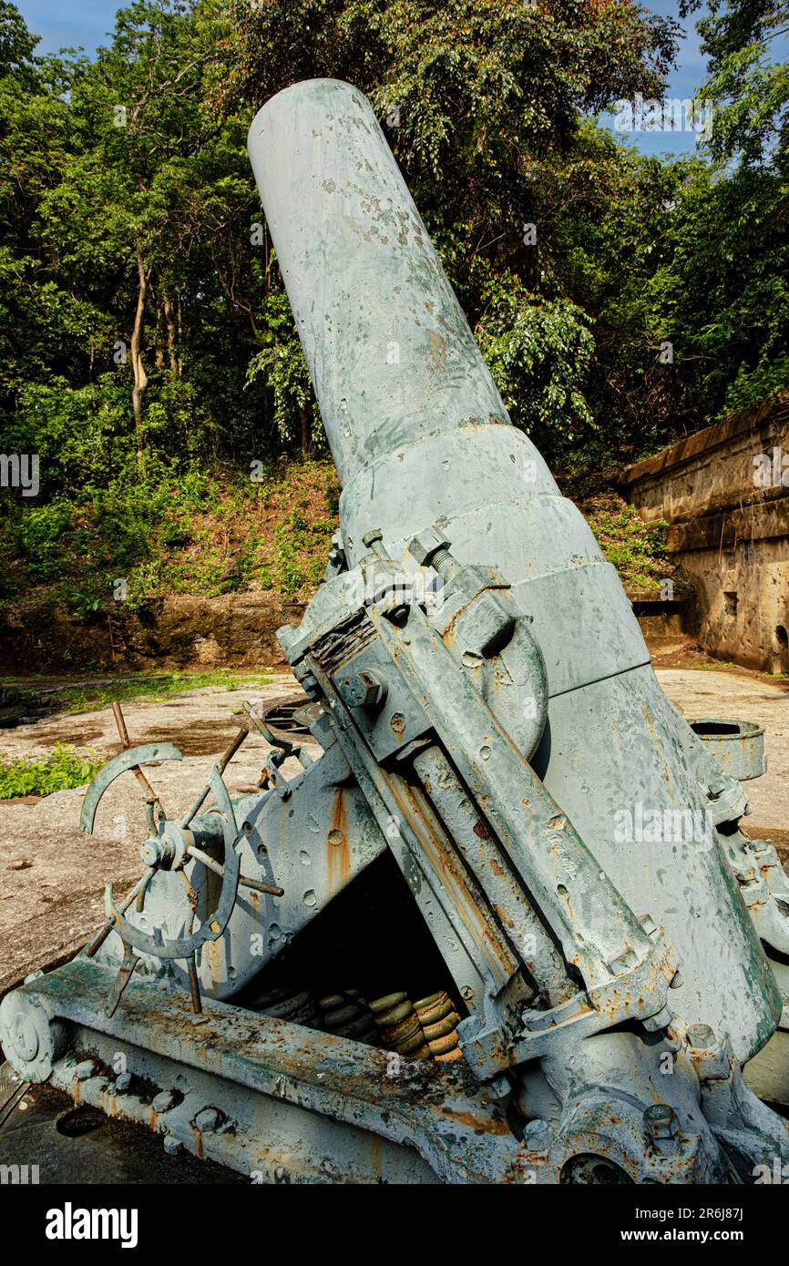 Le rovine dell'artilly a Battery Way, cannone mortaio visualizzato sull'isola di Corregidor nelle Filippine. Corregidor Island ha custodito l'ingresso di Foto Stock