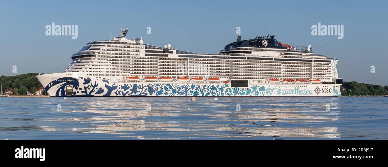 Kiel, Germania. 10th giugno, 2023. La nave da crociera MSC Euribia, alimentata da GNL, arriva per la prima volta nel porto di Kiel. È la seconda nave GNL della compagnia svizzera MSC Cruises. Credit: Markus Scholz/dpa/Alamy Live News Foto Stock