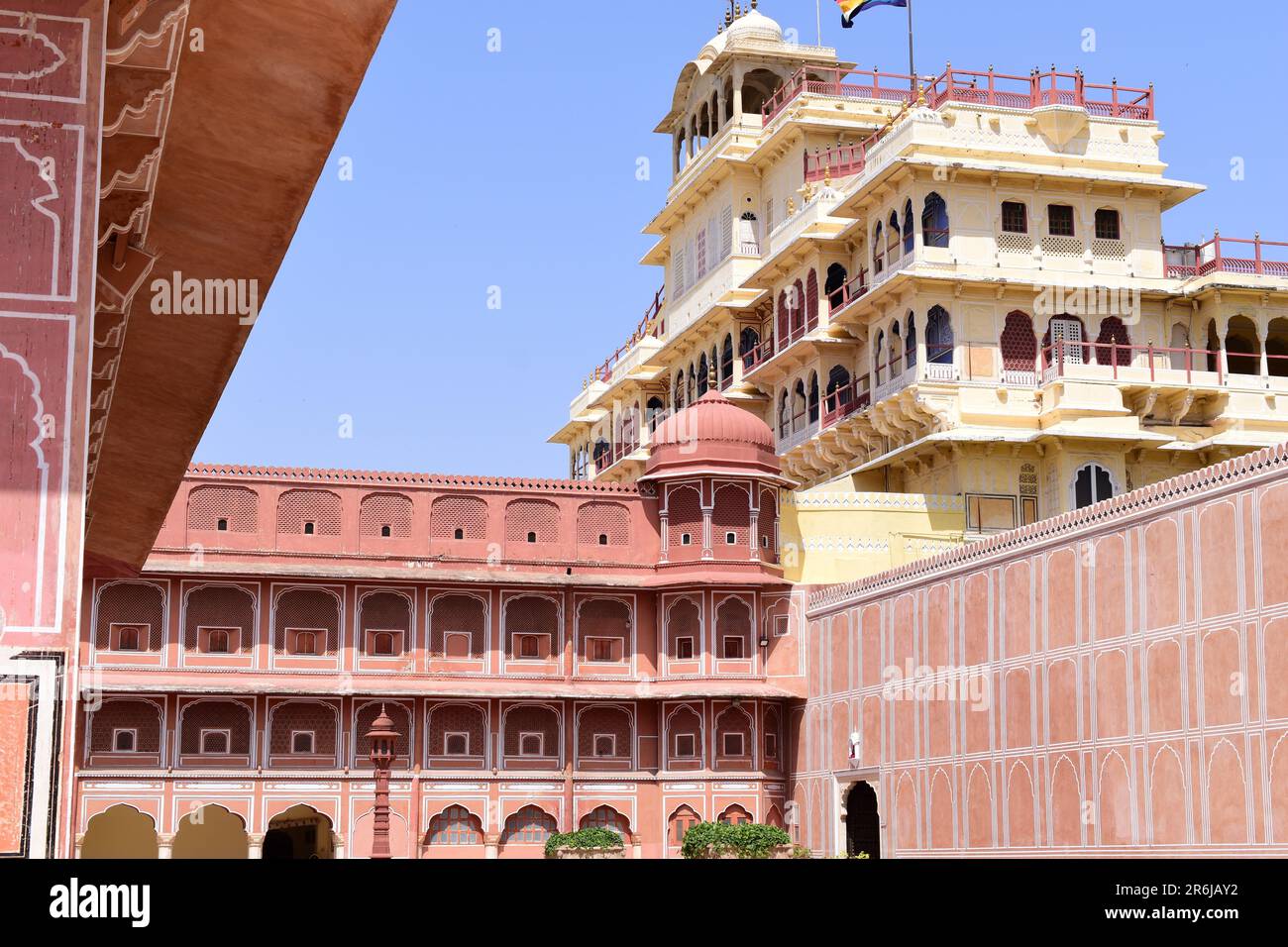 Secondo cortile di colore rosa della City Plalce in primo piano e Chandra Mahal di colore giallo sullo sfondo. Foto Stock