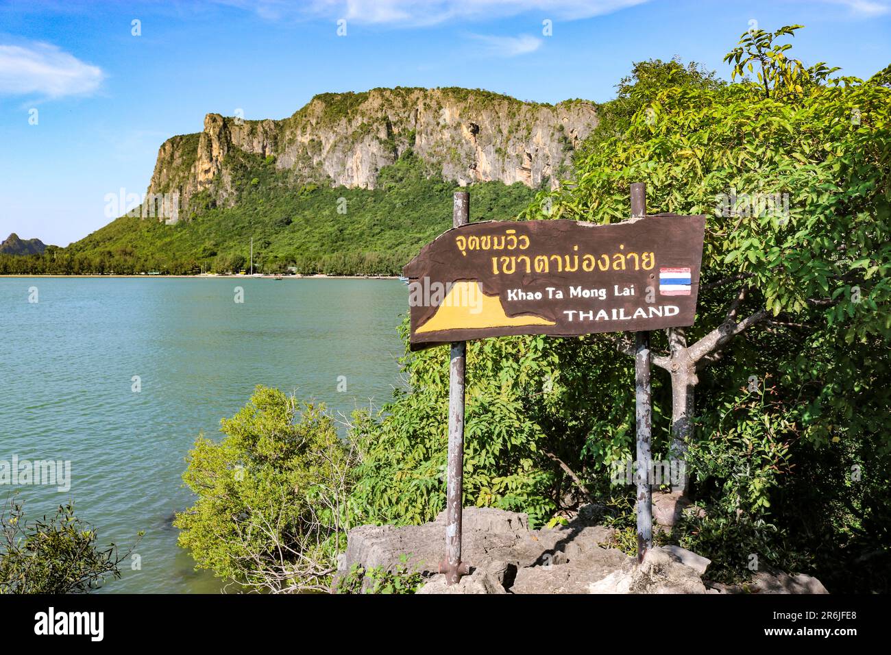 Punto di vista sul mare, Prachuap Khiri Khan, Thailandia. Testo - Khao Ta Mong Lai. Foto Stock