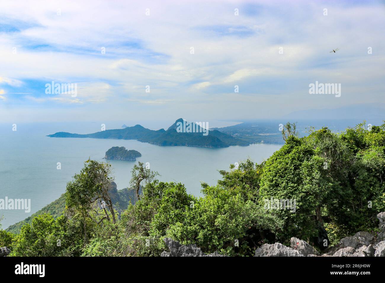 Vista dalla cima del Muak Khao lom, Prachuap Khiri Khan, Thailandia. Il concetto di realizzazioni sportive, turismo, viaggi, conquistare picchi. Foto Stock