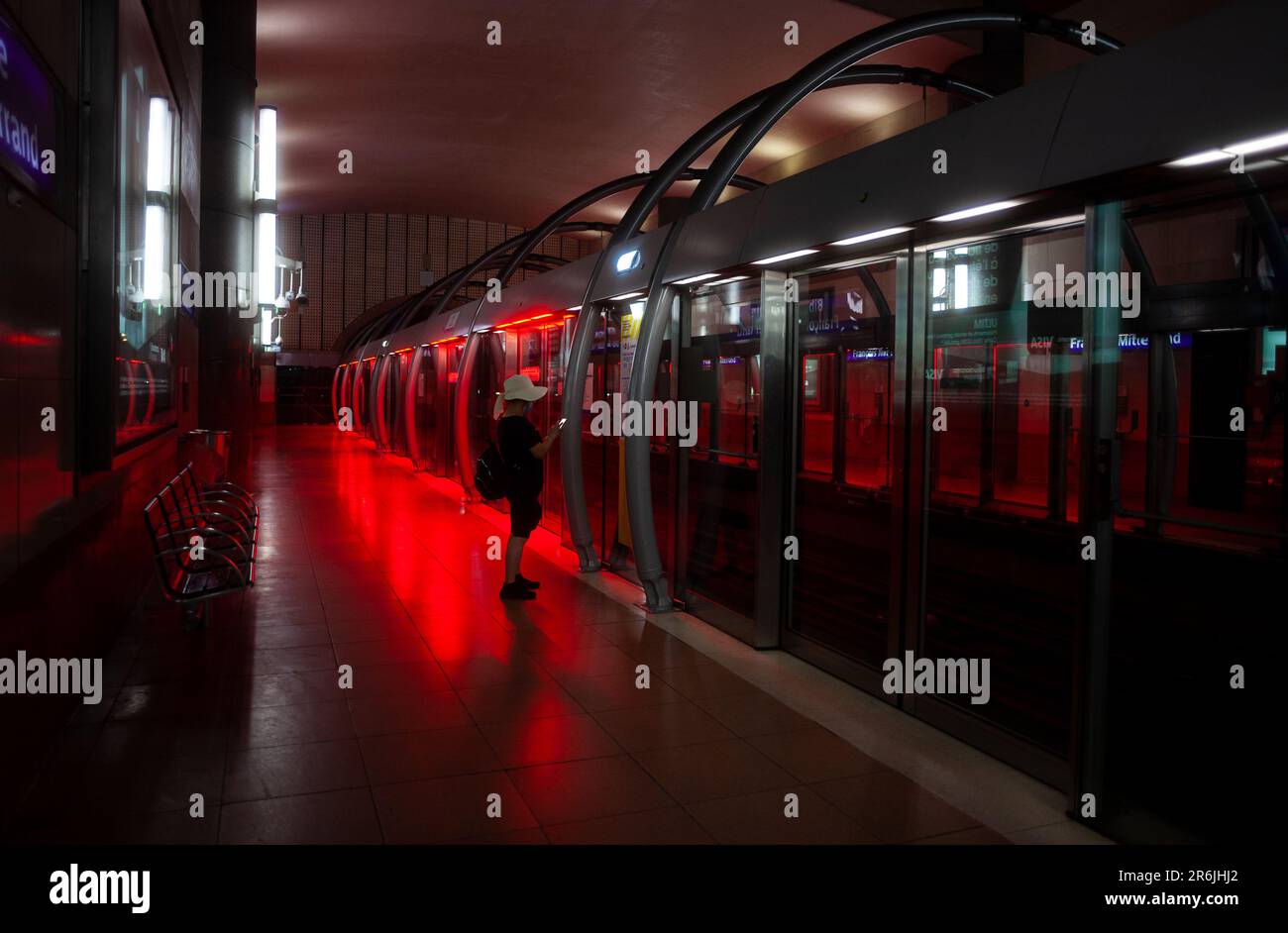 Parigi, Francia - Luglio, 14: Interno della Bibliothèque Francis Mitterrand Paris Métro Rosso illuminato il 14 luglio 2022 Foto Stock