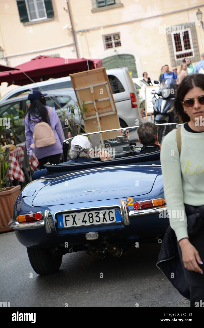 PISA , ITALIA - 30 APRILE - 2023 :Jaguar e-Type OTS 1968 su una vecchia auto da corsa nel GP di rally Terre di Canossa Foto Stock