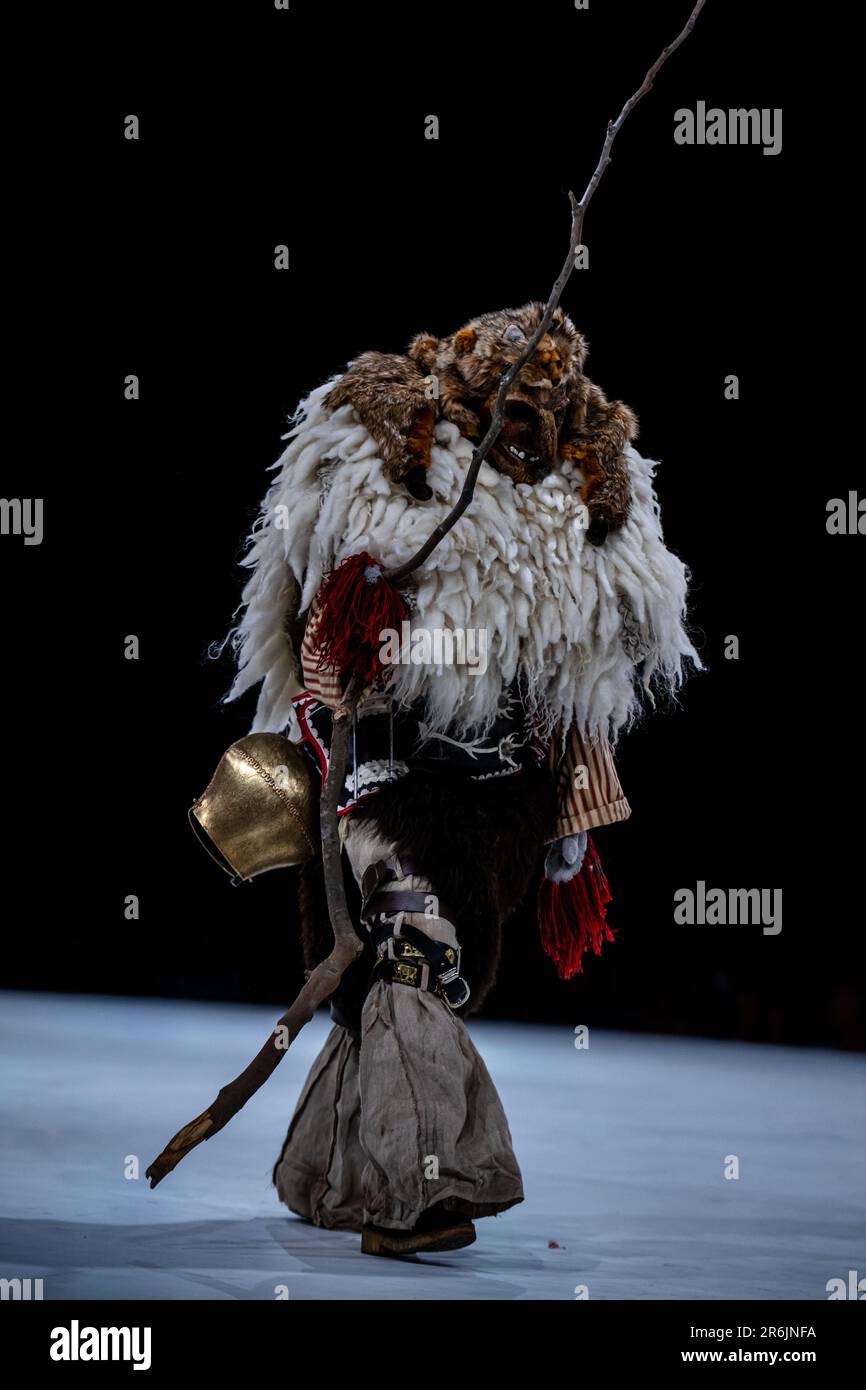 Anversa, Belgio. 09th giugno, 2023. Costumi etnici sono visti durante la sfilata di fine anno che mostra le creazioni di studenti del corso di laurea e master del dipartimento di moda della Royal Academy of fine Arts - AP Hogeschool, ad Anversa, venerdì 09 giugno 2023. BELGA FOTO JONAS ROOSENS Credit: Agenzia Notizie Belga/Alamy Live News Foto Stock