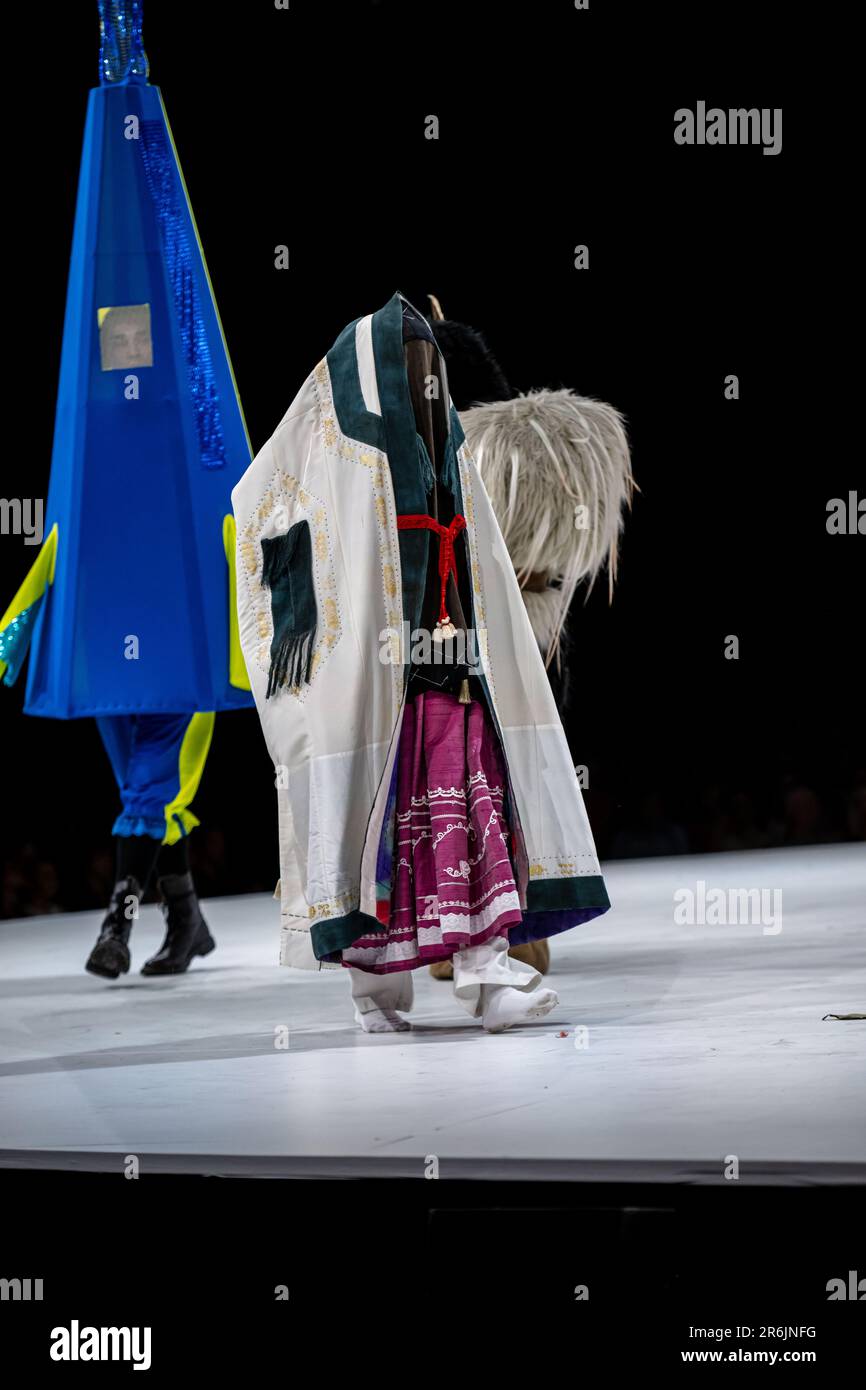 Anversa, Belgio. 09th giugno, 2023. Costumi etnici sono visti durante la sfilata di fine anno che mostra le creazioni di studenti del corso di laurea e master del dipartimento di moda della Royal Academy of fine Arts - AP Hogeschool, ad Anversa, venerdì 09 giugno 2023. BELGA FOTO JONAS ROOSENS Credit: Agenzia Notizie Belga/Alamy Live News Foto Stock