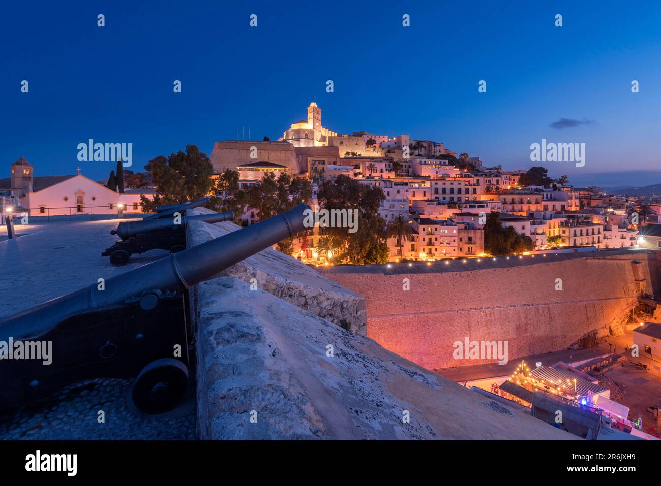 CANNONI CATTEDRALE FORTEZZA PASSEGGIATA CITTÀ VECCHIA IBIZA ISOLE BALEARI SPAGNA Foto Stock