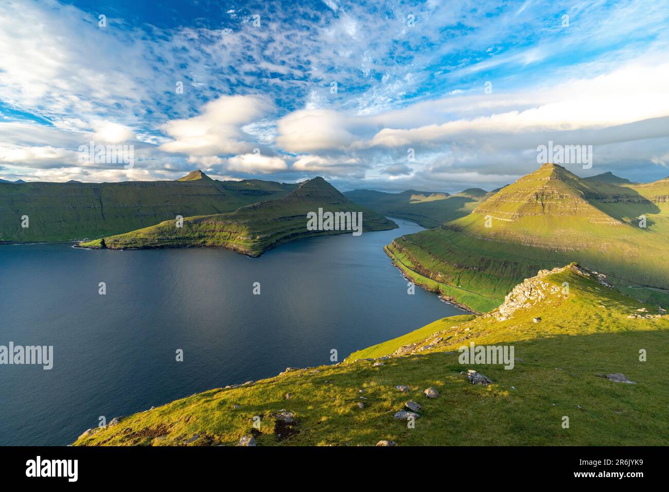 Nuvole nel cielo estivo sulle montagne lungo un fiordo, Isola di Eysturoy, Isole Faroe, Danimarca, Europa Foto Stock