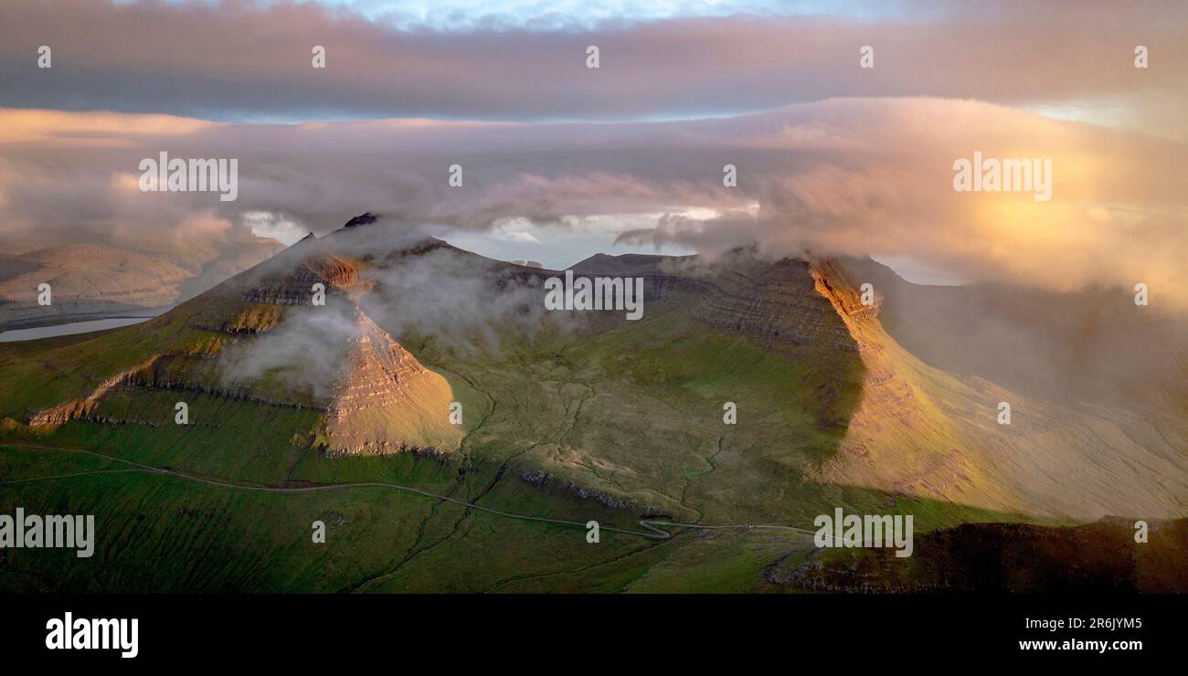 Alba nebbia sul picco di Slaettaratindur, montagna più alta delle isole Faroe, vista aerea, Isola di Eysturoy, Danimarca, Europa Foto Stock