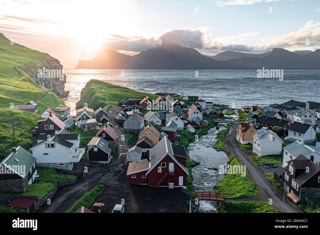 Veduta aerea del villaggio costiero di Gjogv e dell'isola di Kalsoy all'alba, Isola di Eysturoy, Isole Faroe, Danimarca, Europa Foto Stock