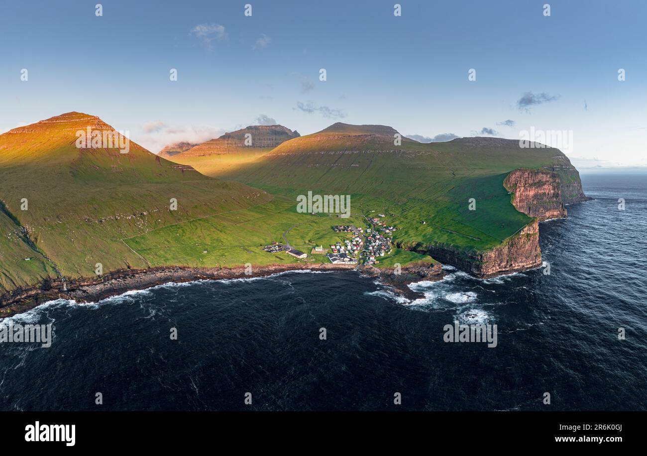 Vista panoramica aerea del villaggio di Gjogv sulle scogliere bagnate dall'oceano, Isola di Eysturoy, Isole Faroe, Danimarca, Europa Foto Stock