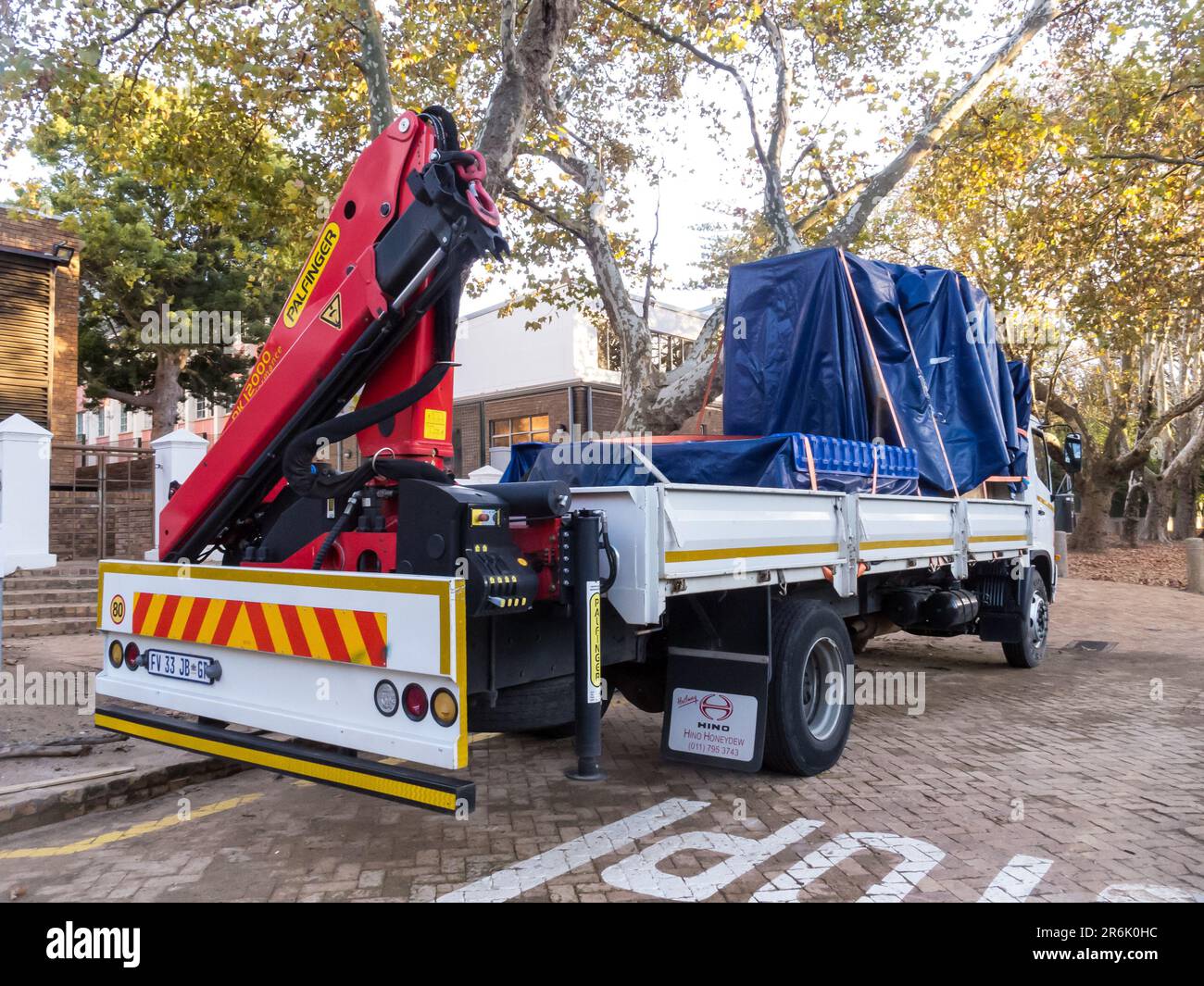 Carrello con gru o carrello montato su gru in uso con azione idraulica in un settore del trasporto e dell'industria edilizia in Sudafrica Foto Stock