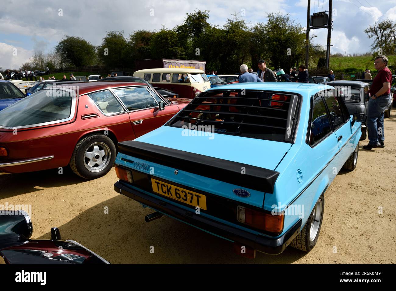 Jensen Interceptor e Ford Escout RS2000 al meeting Hook Norton Brewery Classic Car Meeting il 23 aprile 2023. Foto Stock