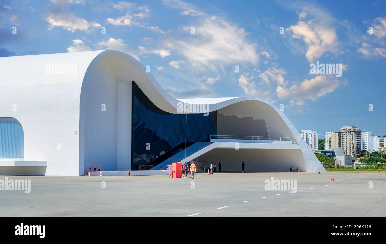 Niteroi, Brasile - 21 aprile 2023: La costruzione del Teatro popolare nel modo Niemeyer. Il posto è un'attrazione turistica Foto Stock