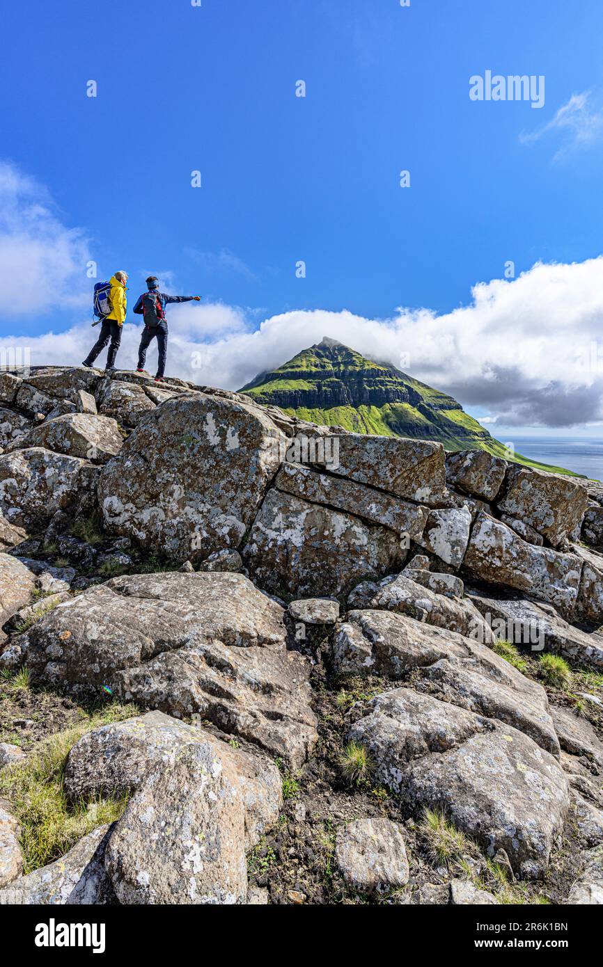 Turisti che guardano il fiordo durante un'escursione a Skaelingsfjall montagna in estate, Streymoy Island, Faroe Islands, Danimarca, Europa Foto Stock