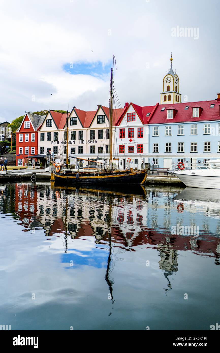 Antichi edifici e navi ormeggiate nel porto di Torshavn, Streymoy Island, Faroe Islands, Danimarca, Europa Foto Stock