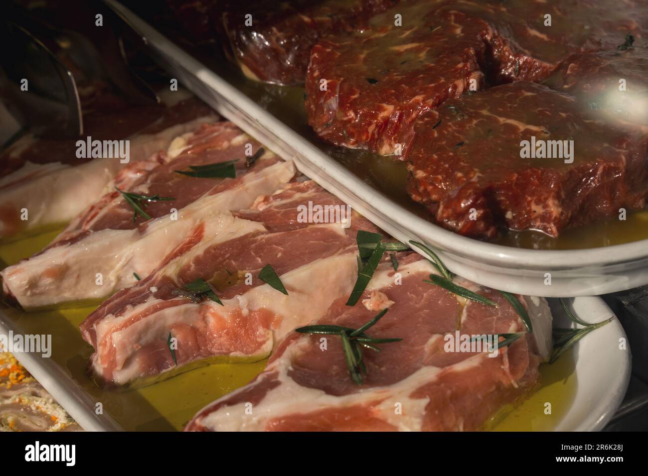 Il cibo preparato nella vetrina. Pronti a portarli via. Concetto di carne. Cibo sano. Foto Stock