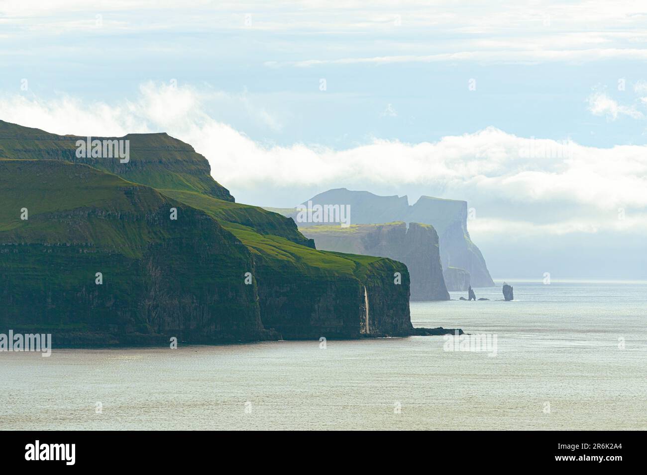 Panoramica delle maestose scogliere che si affacciano sull'Oceano Atlantico dal faro di Kallur, l'isola di Kalsoy, le isole Faroe, la Danimarca, l'Europa Foto Stock