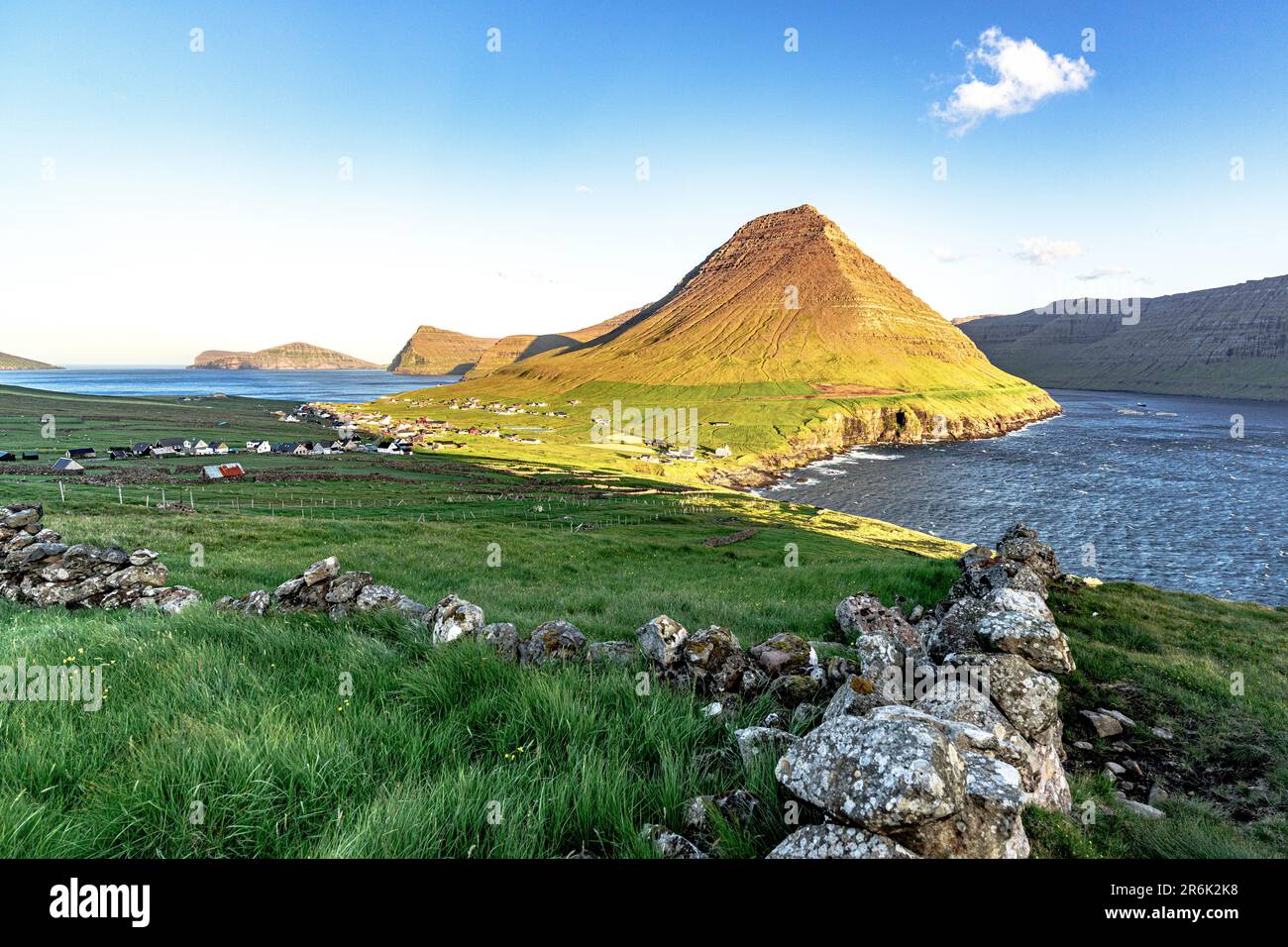 Villaggio costiero di Vidareidi e montagna Malinsfjall in estate, Vidoy Island, Faroe Isole, Danimarca, Europa Foto Stock