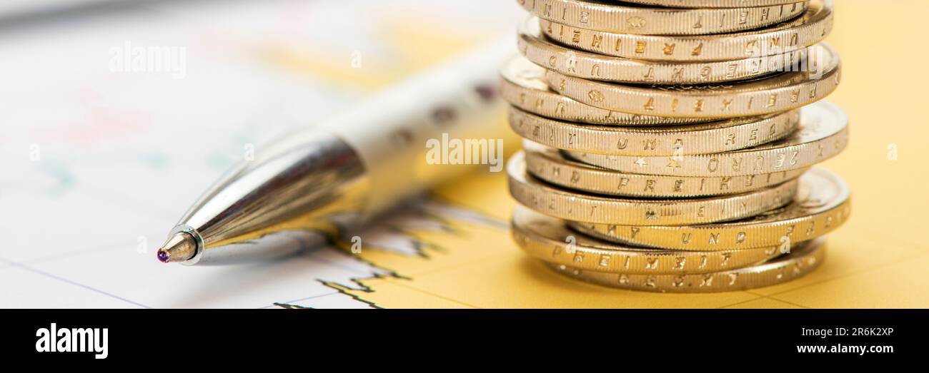 Business, finanza ed economia con monete in euro, calcolatrice e grafico Foto Stock