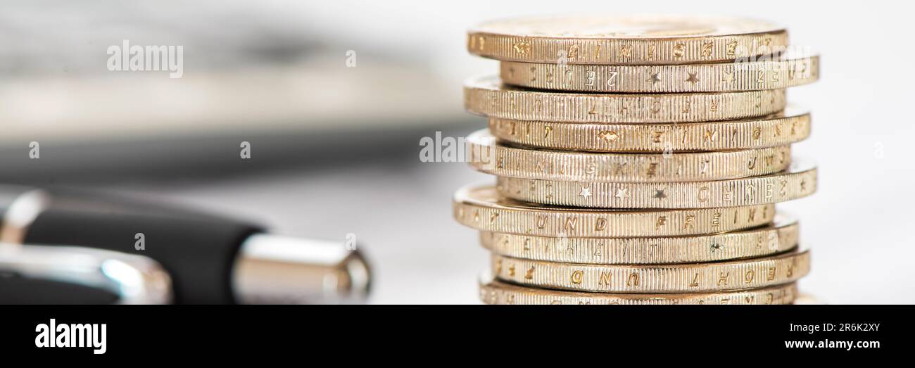 Business, finanza ed economia con monete in euro, calcolatrice e grafico Foto Stock