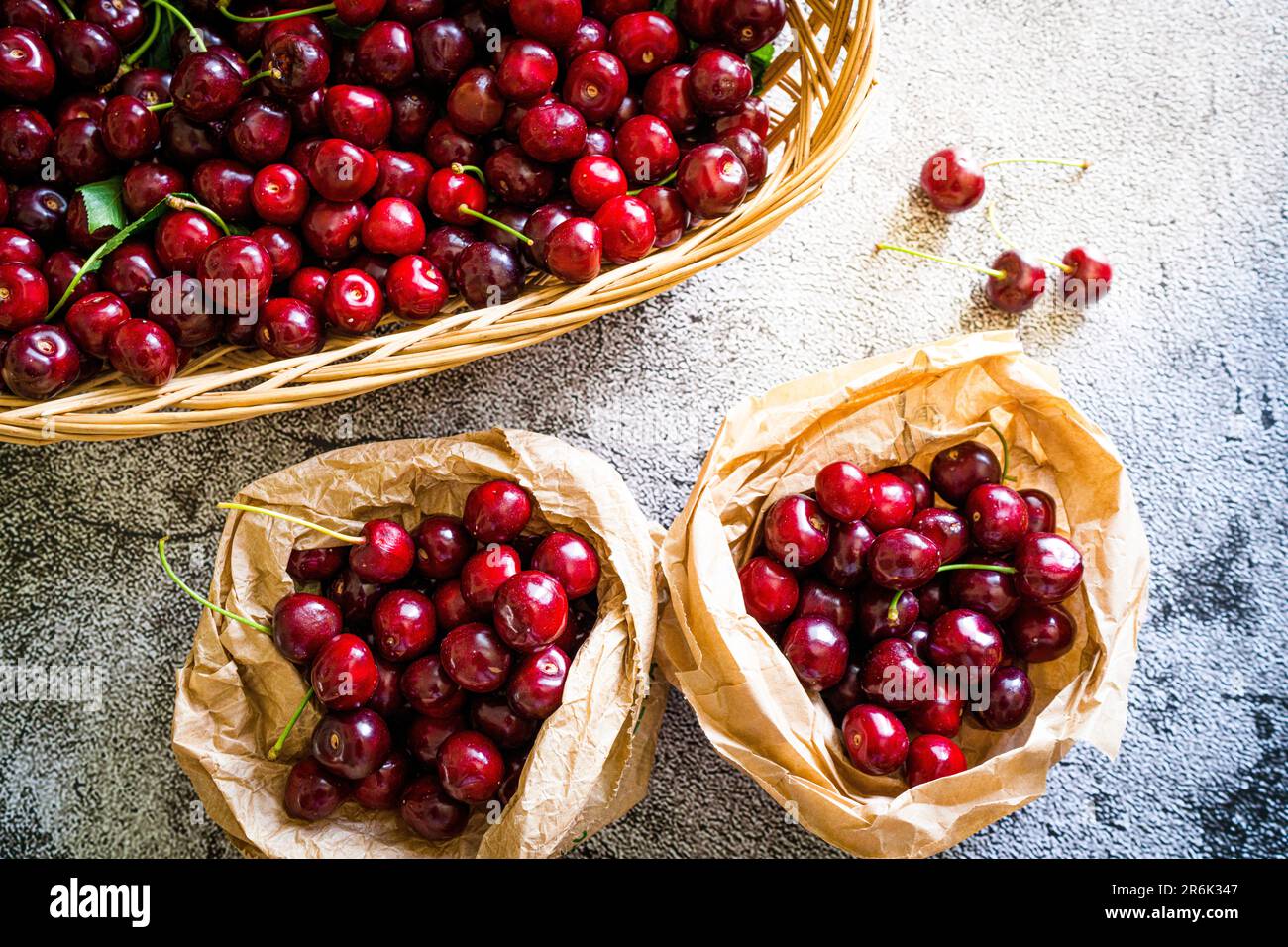 Ciliegie rosse biologiche in cesti pronti per mangiare dall'alto, Italia, Europa Foto Stock