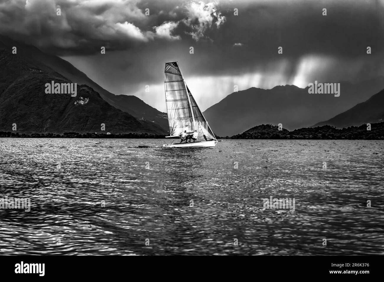 Scena di vela in una tempesta sul Lago di Como Foto Stock