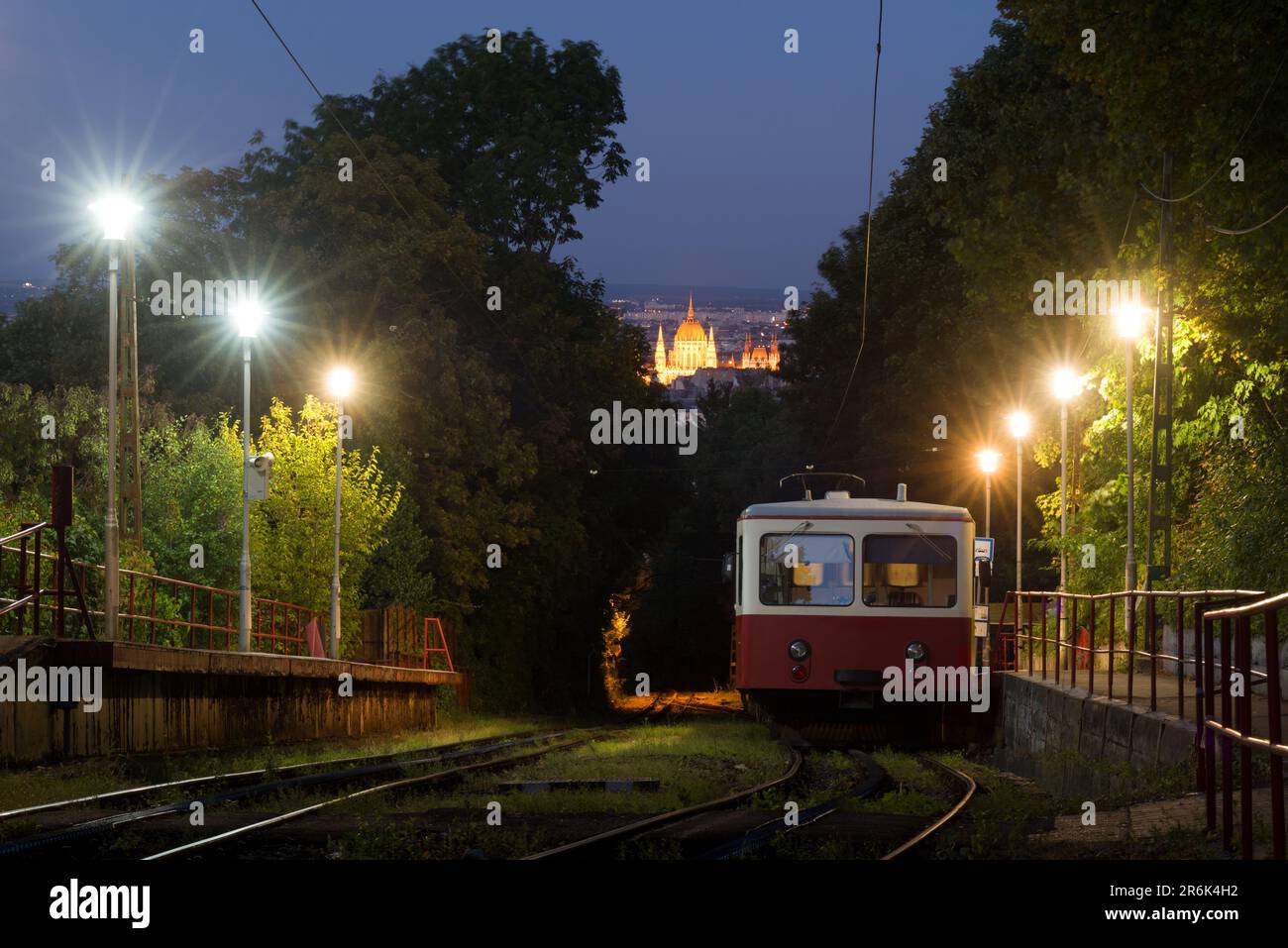 Tram a cremagliera di notte Foto Stock