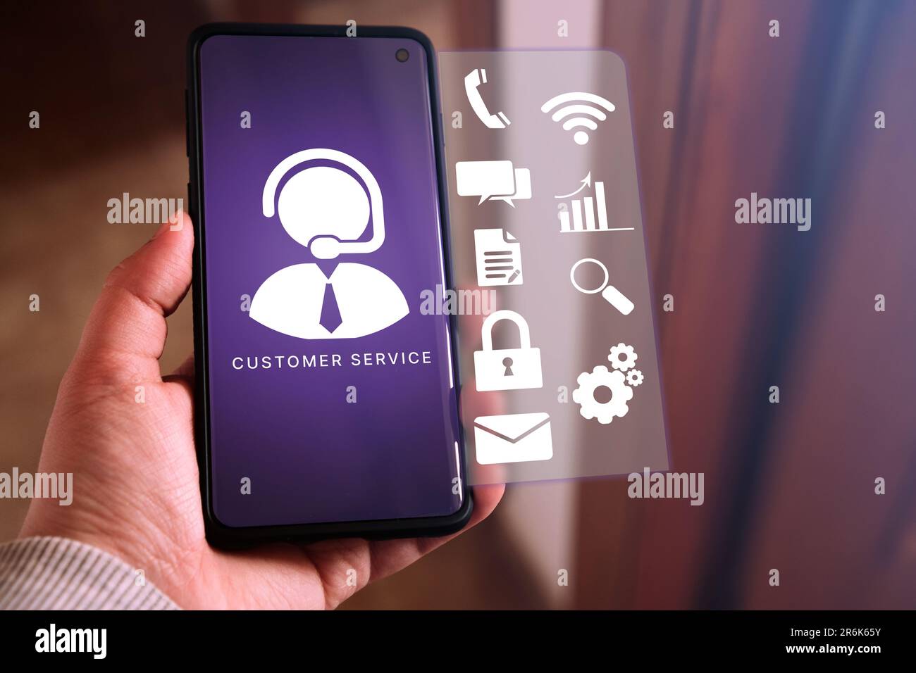 Donna utilizza lo smartphone per contattare un servizio clienti. Interfaccia olografica. Assistenza clienti personale hotline connettersi. Feedback. Foto Stock