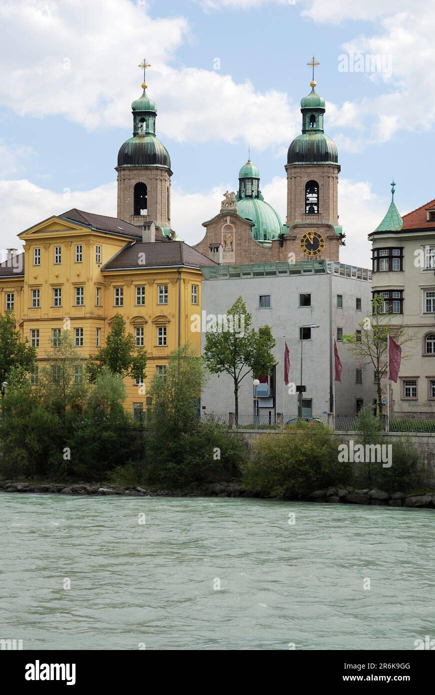 St James a Innsbruck presso il fiume Inn Austria Foto Stock