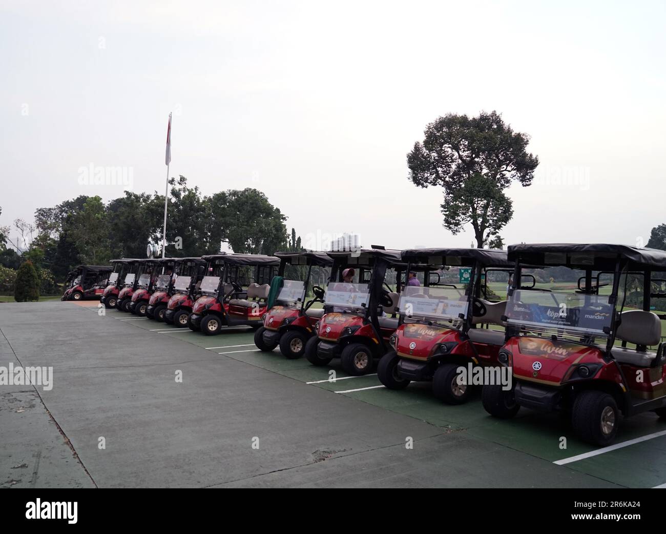 Giacarta, Indonesia - 5 giugno 2023 : file di golf cart con un campo da golf sullo sfondo Foto Stock