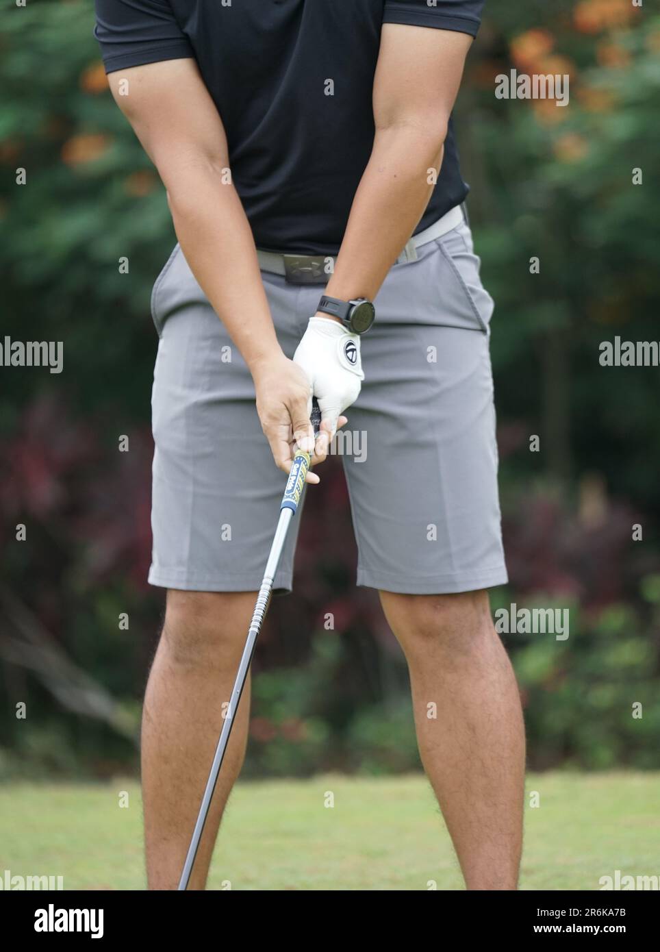 Giacarta, Indonesia - 5 giugno 2023: Primo piano di un club di golf maschile in possesso di mano per fare un colpo Foto Stock