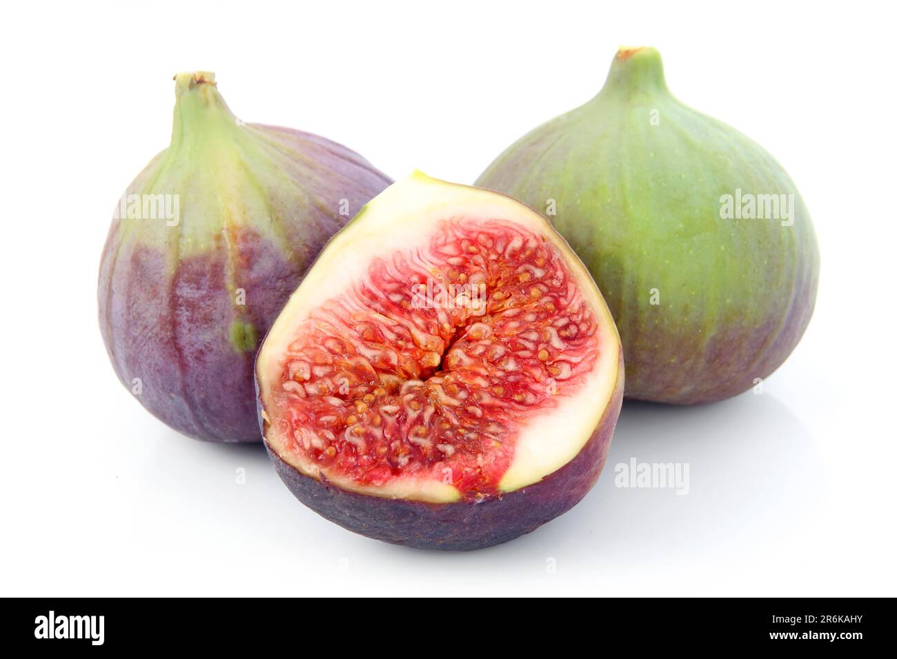 Frutta matura a fette viola e fico verde isolata su fondo bianco Foto Stock