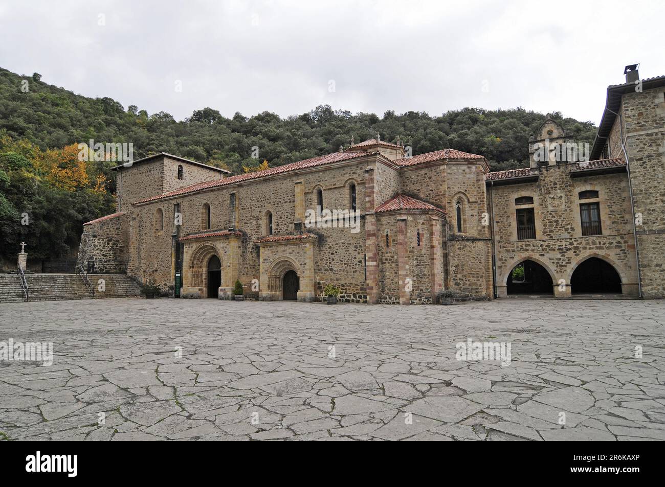 Monastero di Santo Toribio de Liebana, Camaleno, vicino a Potes, Parco Nazionale Picos de Europa, catena montuosa Picos de Europa, Cantabria, Spagna Foto Stock