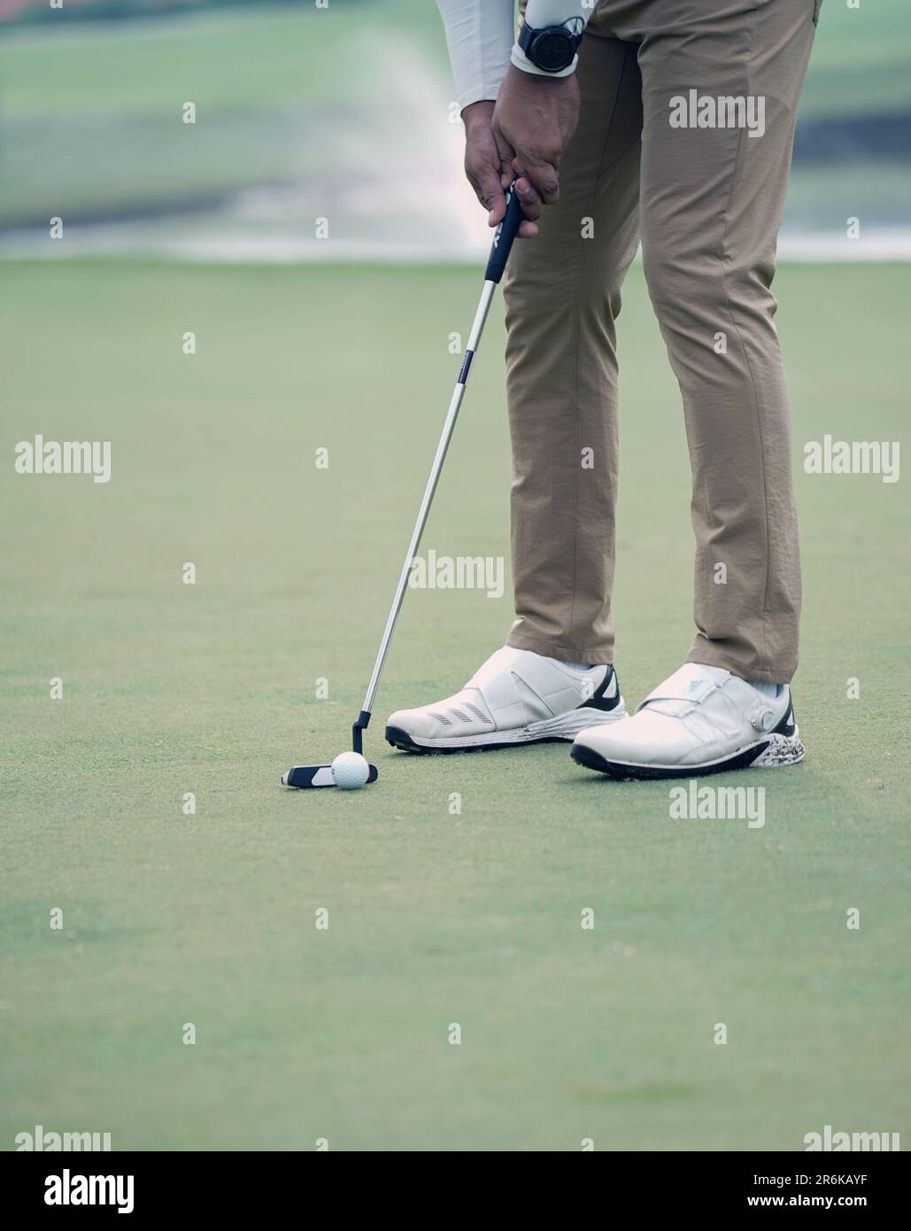 Giacarta, Indonesia - 5 giugno 2023: Primo piano di un club di golf maschile in possesso di mano per fare un colpo Foto Stock