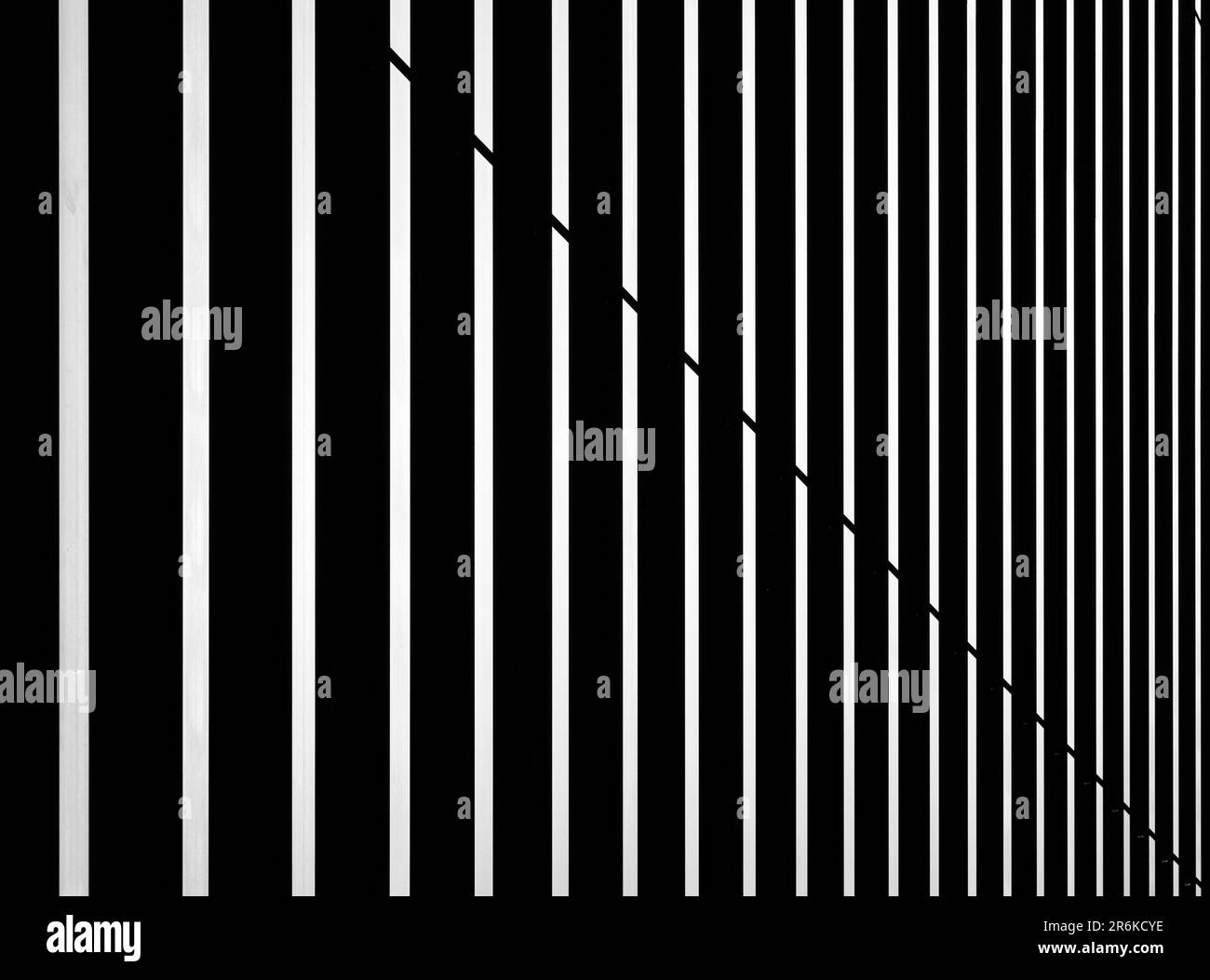 Un primo piano di un sottile edificio a strisce bianche e nere, con linee orizzontali parallele tra loro Foto Stock