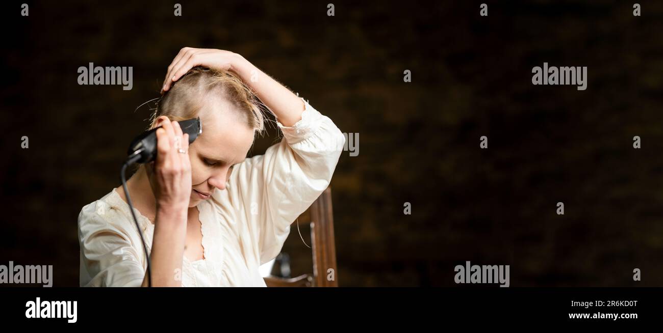 La donna taglia completamente i capelli. Banner, inserire il testo. Preparazione per la chemioterapia. Foto Stock