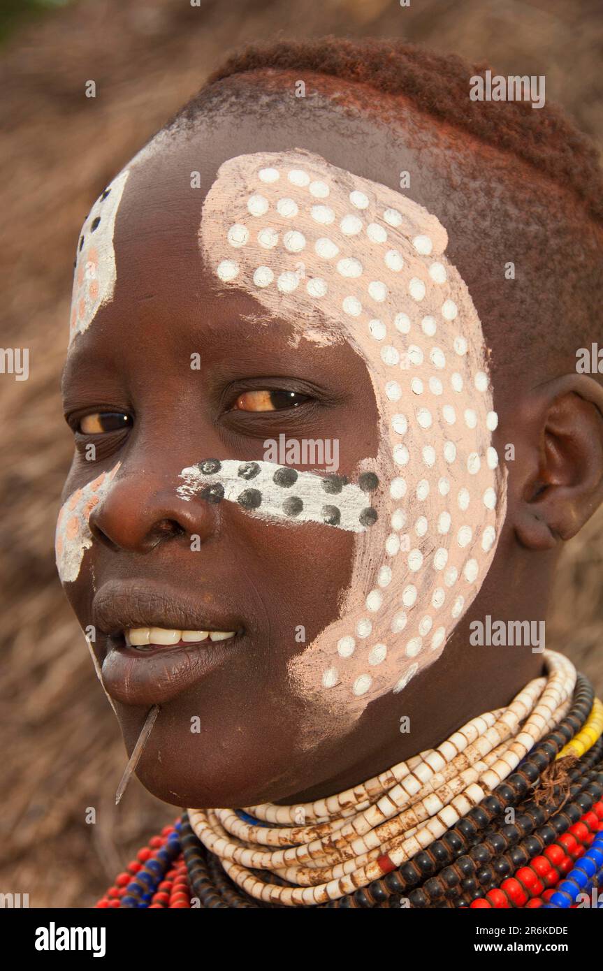 Donna Karo con collane colorate, piercing labbra e pittura del viso, Omo Valley, Etiopia meridionale, Karo Foto Stock