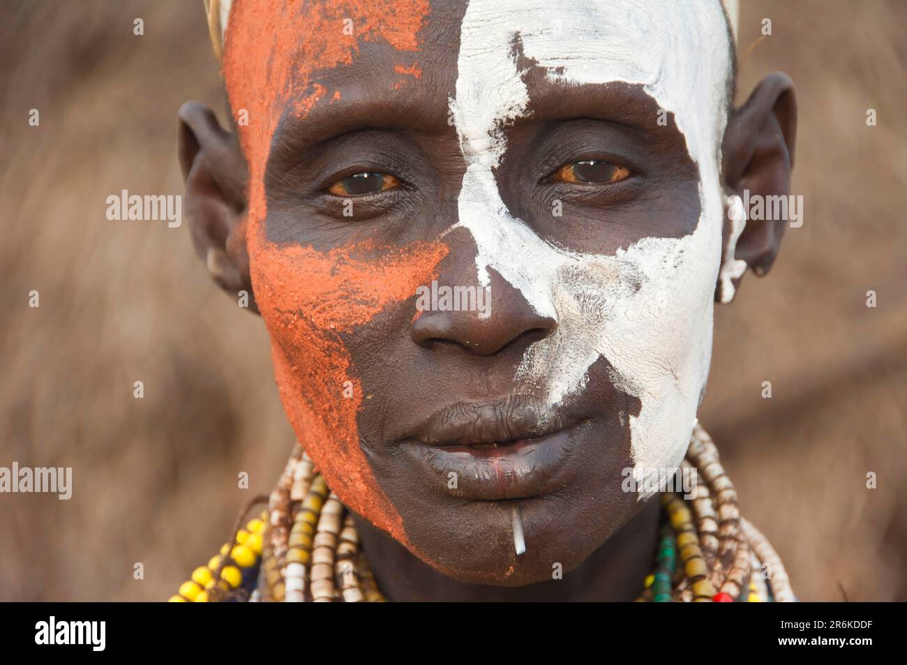 Karo donna con pittura facciale, piercing labbra e collane, Omo Valley, Sud Etiopia, Karo Foto Stock