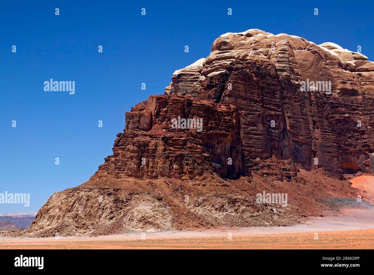 Massiccio montano, riserva naturale di Wadi Rum, Giordania Foto Stock