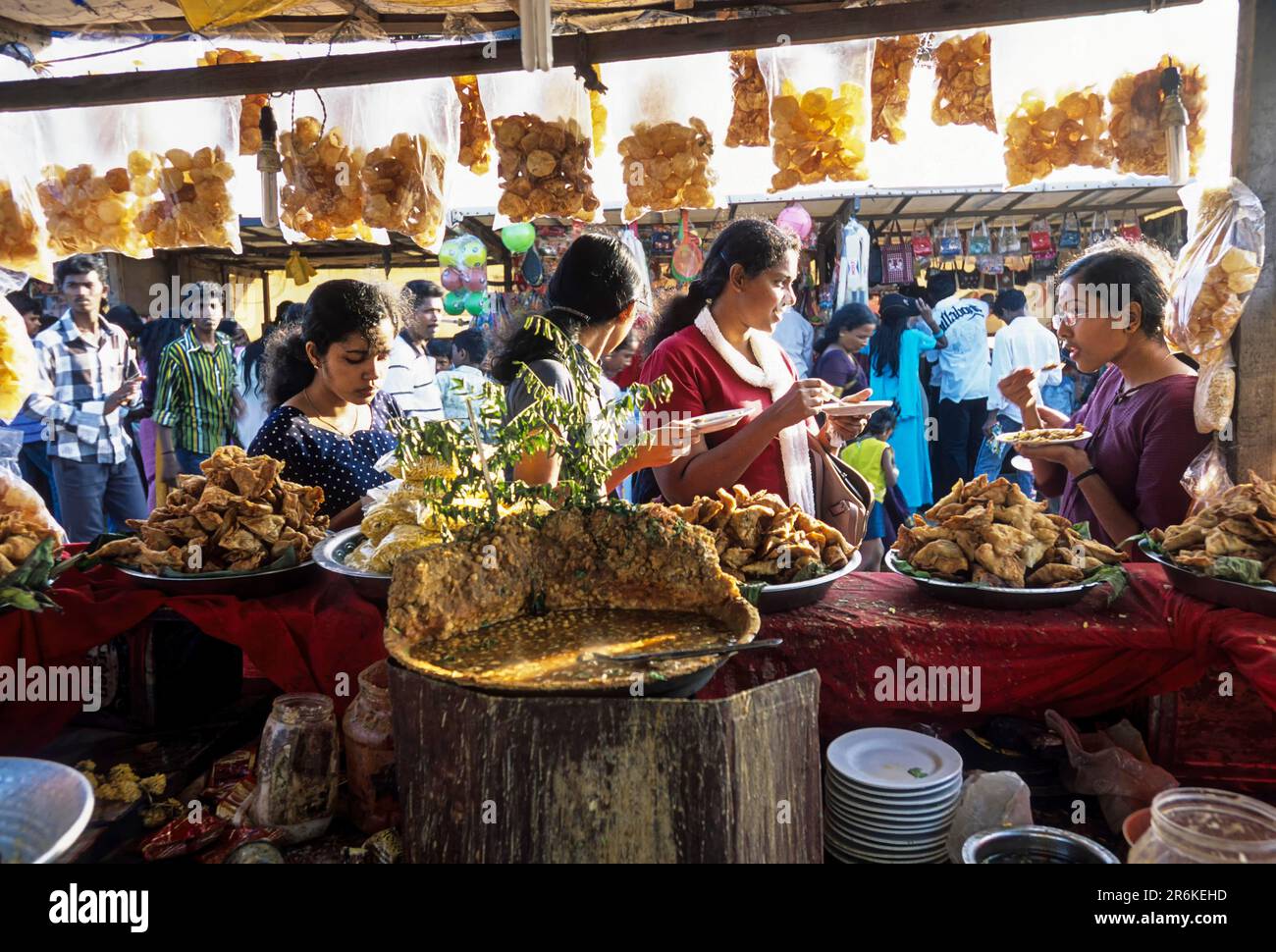 Un piccolo negozio sulla spiaggia di Elliot, Chennai, Tamil Nadu, India, Asia Foto Stock